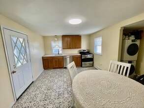 427 4th St in Greenport, NY - Building Photo - Building Photo