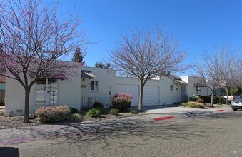 15150 Golden Gate Dr in San Leandro, CA - Foto de edificio - Building Photo