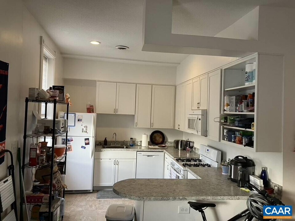 711 W Main St-Unit -Apt. B in Charlottesville, VA - Building Photo
