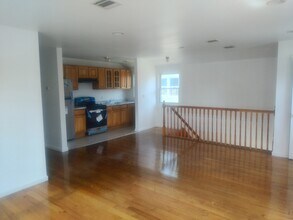 23939 148th Ave, Unit 2 in Rosedale, NY - Foto de edificio - Building Photo