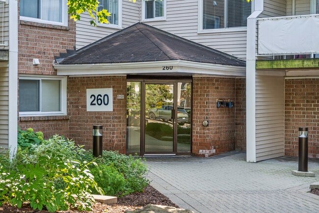 260 Brittany Dr in Ottawa, ON - Building Photo - Building Photo