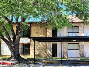 Hacienda Apartments in San Antonio, TX - Foto de edificio - Building Photo