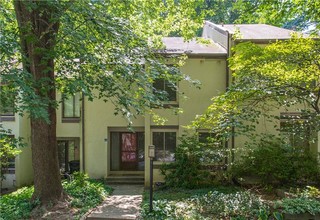 11562 Woodhollow Ct in Reston, VA - Building Photo - Building Photo