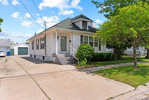 110 N 1st St in Holly, MI - Building Photo