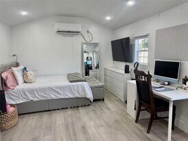 10800 NW 22nd Ct in Miami, FL - Building Photo