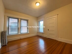 1382A Beacon St, Unit 4 in Brookline, MA - Foto de edificio - Building Photo
