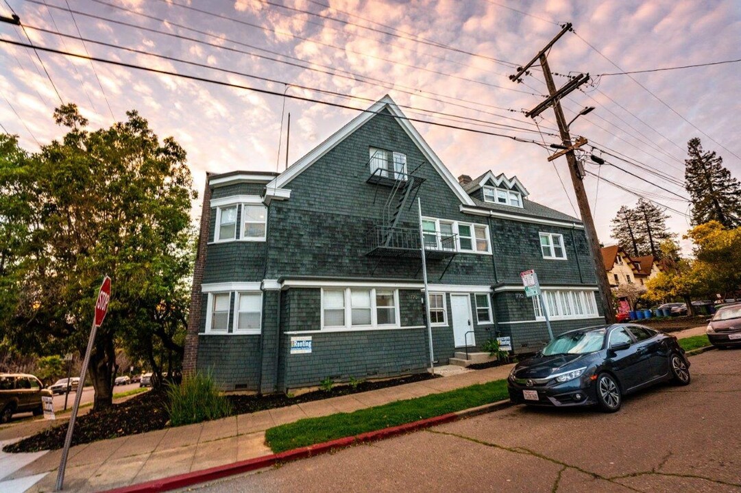 1770 La Loma in Berkeley, CA - Foto de edificio