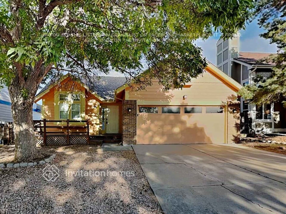 7736 Halleys Dr in Littleton, CO - Foto de edificio