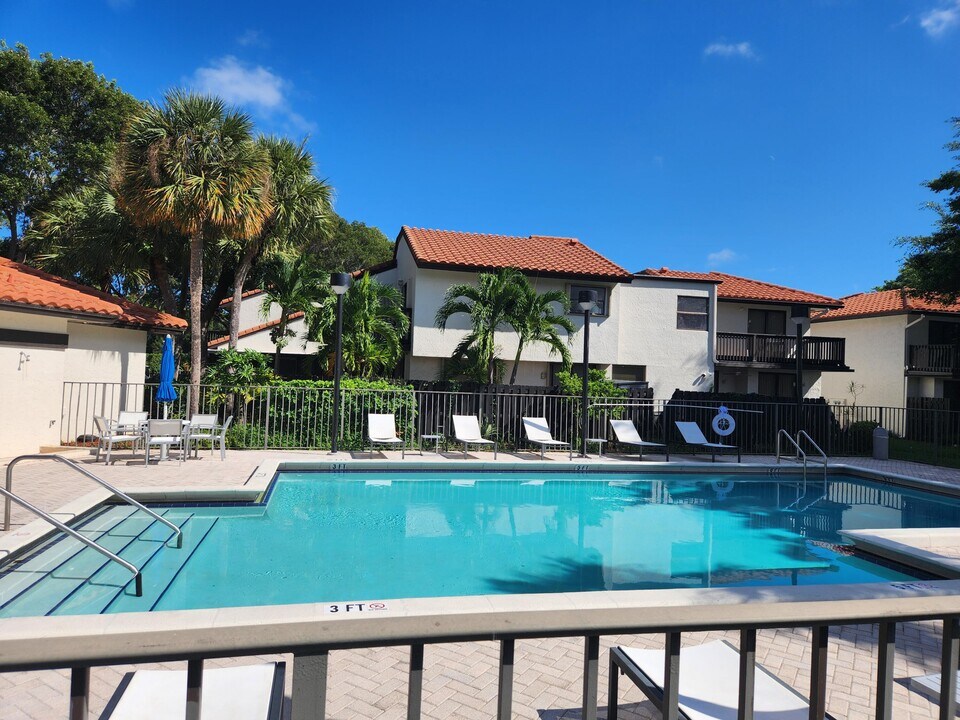 5705 Fox Hollow Dr in Boca Raton, FL - Building Photo