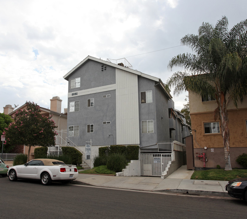 8806 Etiwanda Ave in Northridge, CA - Building Photo