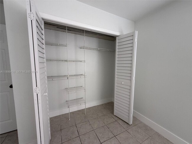 155 Lakeview Dr, Unit 101 in Weston, FL - Building Photo - Building Photo