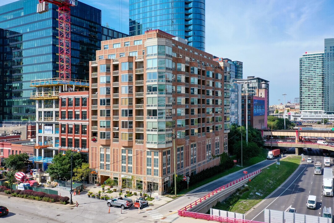 City View Tower in Chicago, IL - Building Photo