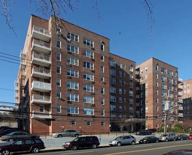 355 Bronx River Rd in Yonkers, NY - Foto de edificio - Building Photo