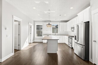 10374 S Sage Canal Way in Sandy, UT - Foto de edificio - Building Photo