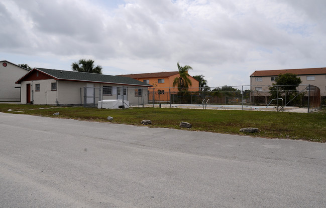 Village Green Condos in Melbourne, FL - Foto de edificio - Building Photo