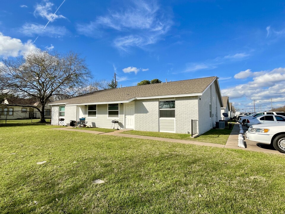 1910 Finfeather Rd in Bryan, TX - Foto de edificio