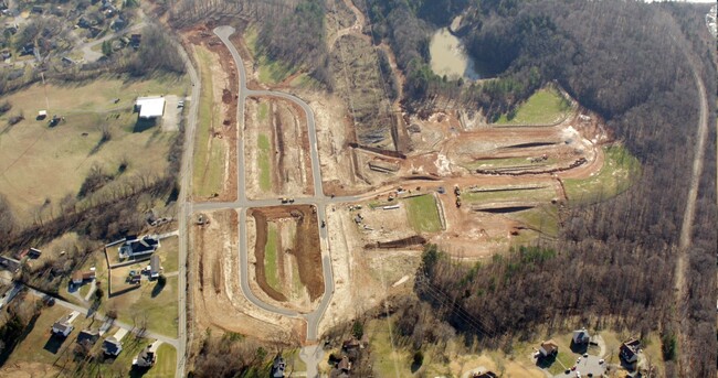 Old Russell Pike in Clarksville, TN - Foto de edificio - Building Photo