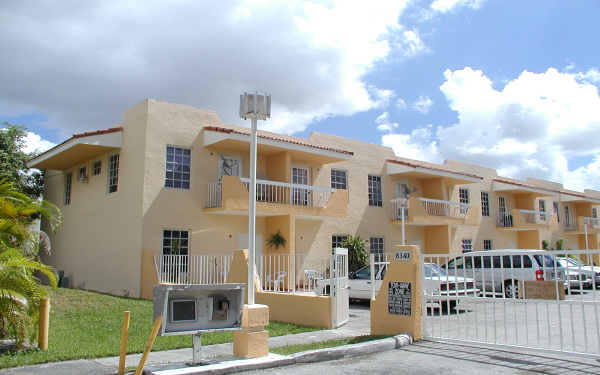 8340 NW 8th St in Miami, FL - Foto de edificio - Building Photo