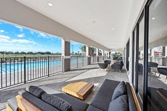 Vista Lago Apartments in Miami Gardens, FL - Foto de edificio - Building Photo