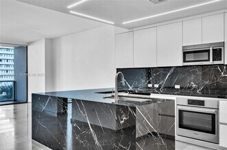 88 SW 7th St in Miami, FL - Building Photo - Building Photo