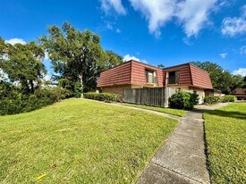 2636 10th Ct in Palm Harbor, FL - Building Photo