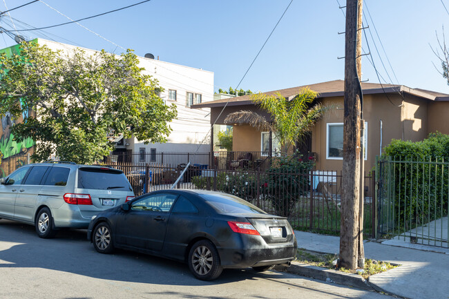 630-636 N Oxford Ave in Los Angeles, CA - Foto de edificio - Building Photo