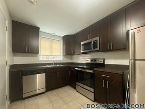 17 Captain Parker Arms, Unit 14 in Lexington, MA - Foto de edificio - Building Photo