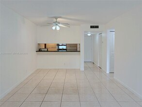 8550 N Sherman Cir in Miramar, FL - Building Photo - Building Photo