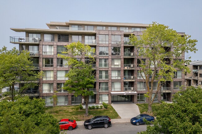 60 De La Côte-Vertu Pl in St. Laurent, QC - Building Photo - Building Photo