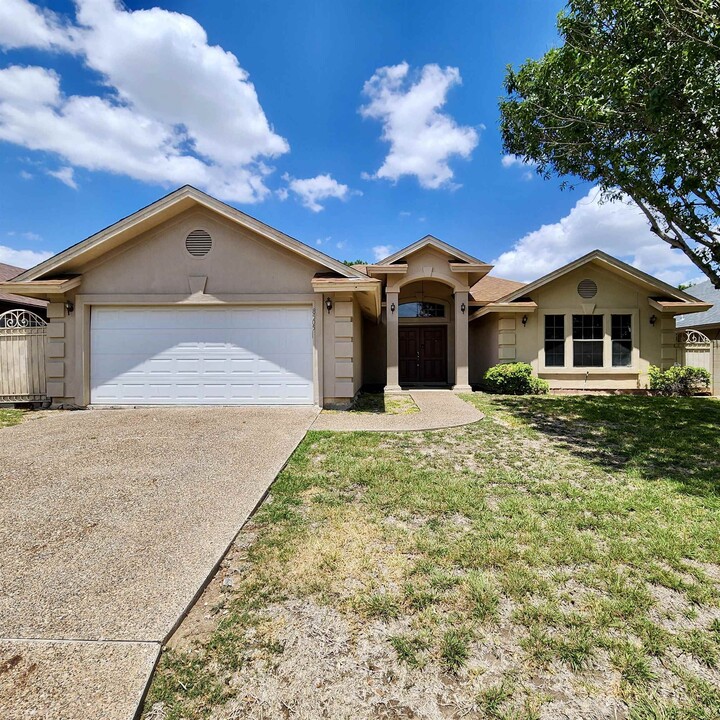 8505 Ficus Cir in Laredo, TX - Building Photo