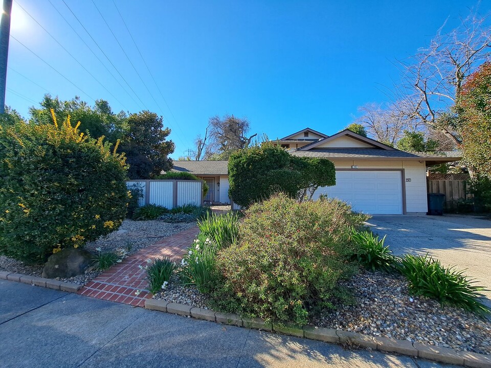 190 N Alamo Dr in Vacaville, CA - Building Photo