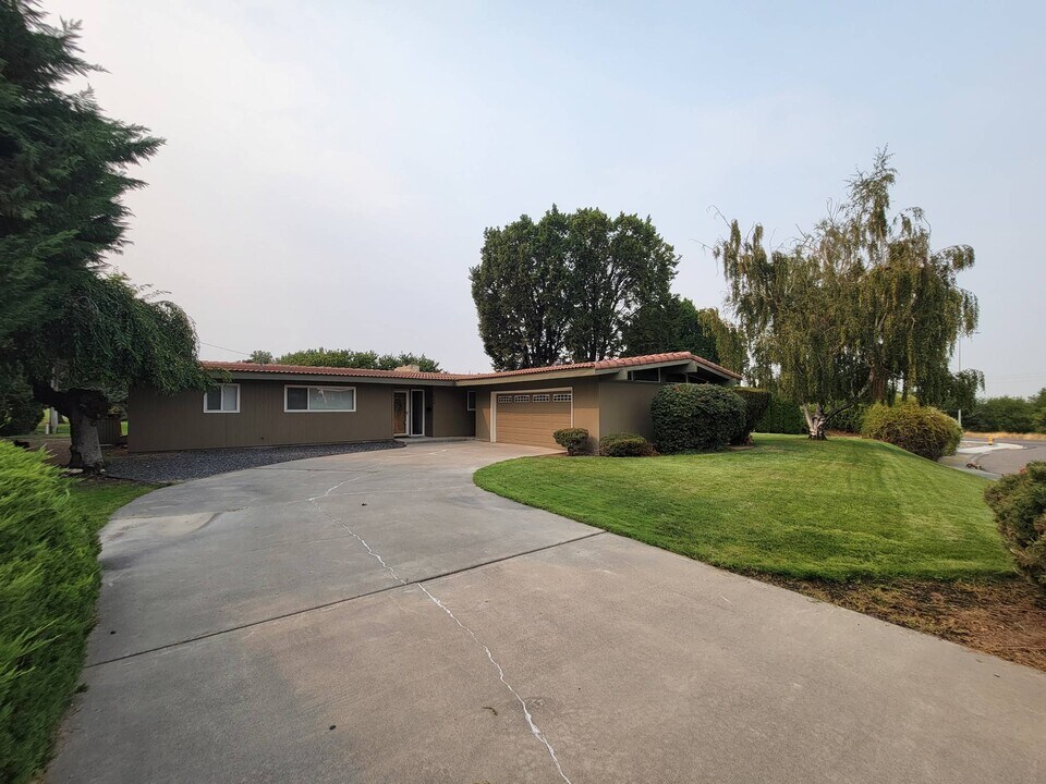 305 N Quincy Pl in Kennewick, WA - Building Photo