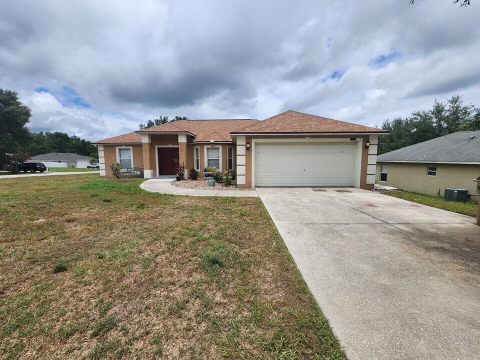 10405 Vista Pines Loop in Clermont, FL - Building Photo