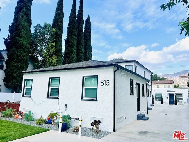 property at 815 W Glenoaks Blvd