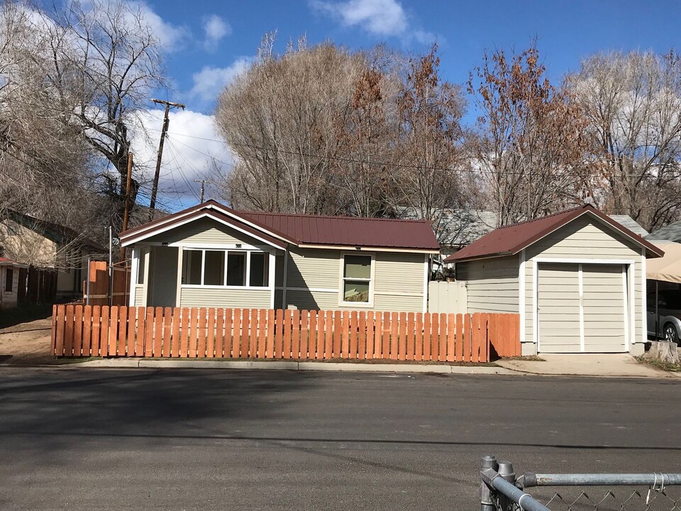 1009 Arnold St in Susanville, CA - Building Photo