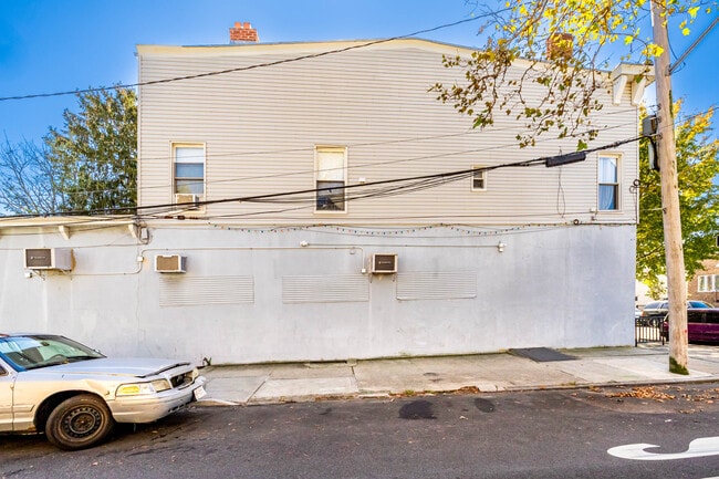 8725 78th St in Woodhaven, NY - Foto de edificio - Building Photo