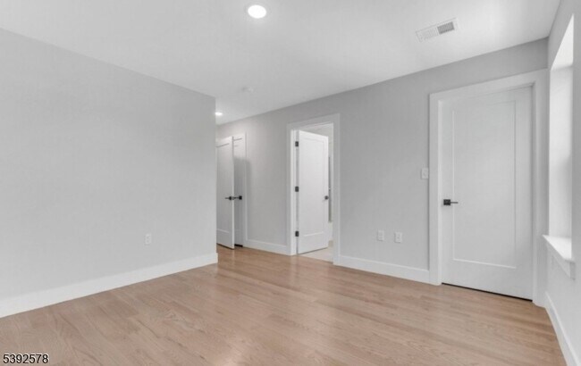 213 Pine St in Elizabeth, NJ - Building Photo - Building Photo