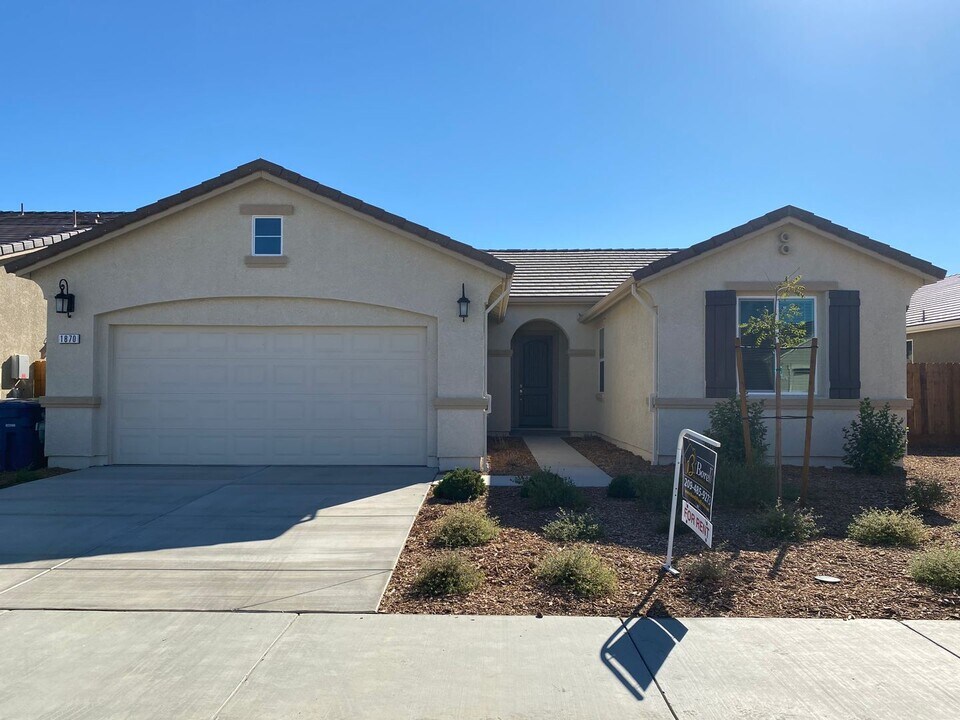 1870 Summit Dr in Los Banos, CA - Building Photo