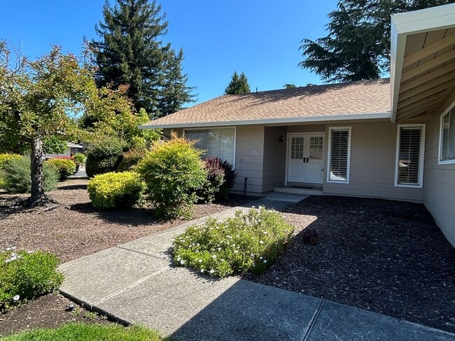 6589 Meadowridge Dr in Santa Rosa, CA - Building Photo - Building Photo