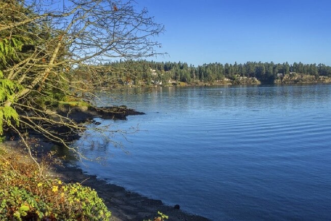 2326 Harbour Rd in Sidney, BC - Building Photo - Building Photo