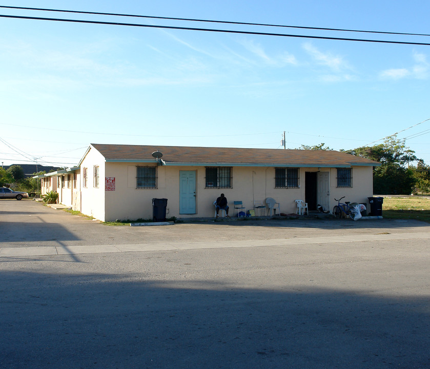 921 NW 10th St in Florida City, FL - Building Photo