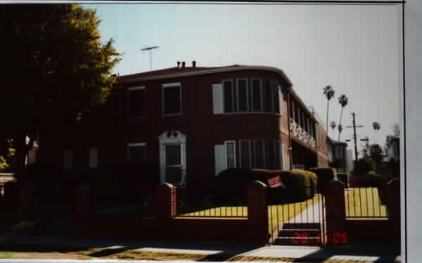 1160 S Norton Ave in Los Angeles, CA - Foto de edificio - Building Photo