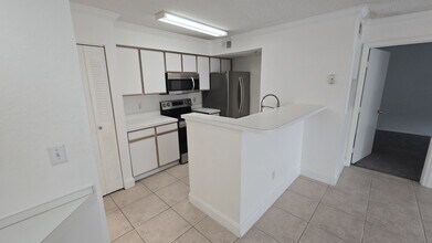 2200 Key W Ct in Kissimmee, FL - Foto de edificio - Building Photo