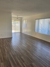 555 Greenbrier Dr, Unit 30 in Oceanside, CA - Building Photo - Building Photo