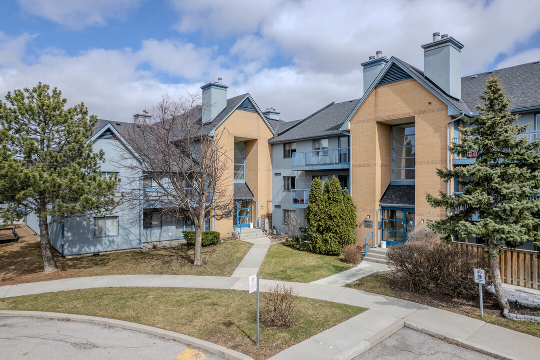 65 Trailwood Dr in Mississauga, ON - Building Photo