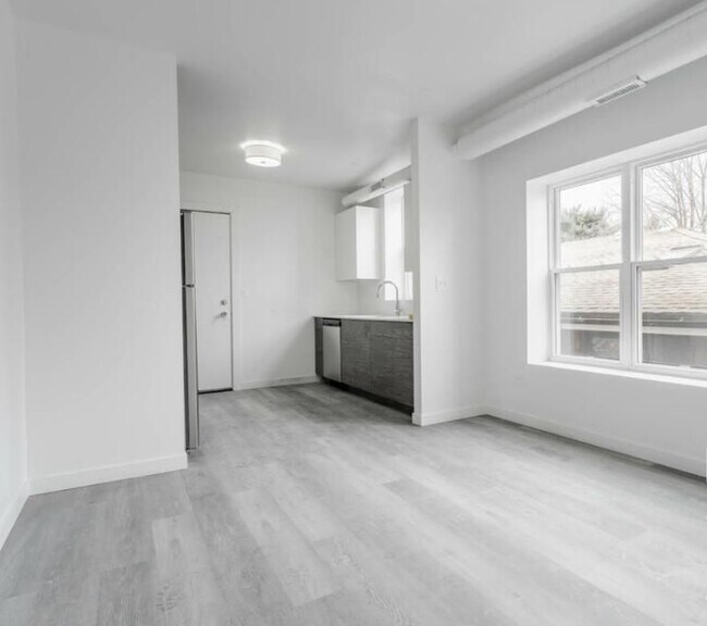 property at 1704 W Glenlake Ave