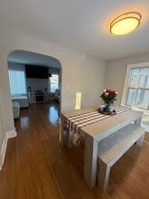 2048 N Sheridan Rd in Waukegan, IL - Foto de edificio - Building Photo