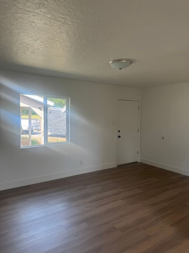 1135 Gordon Ln in Redding, CA - Building Photo - Building Photo