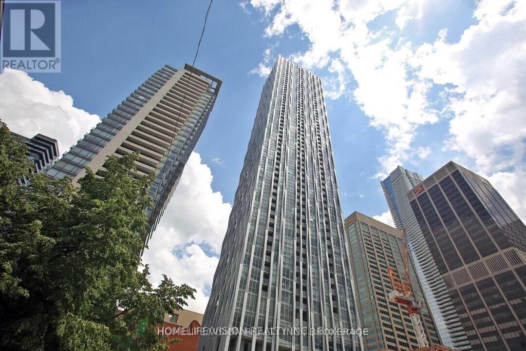 1 Yorkville Ave in Toronto, ON - Building Photo