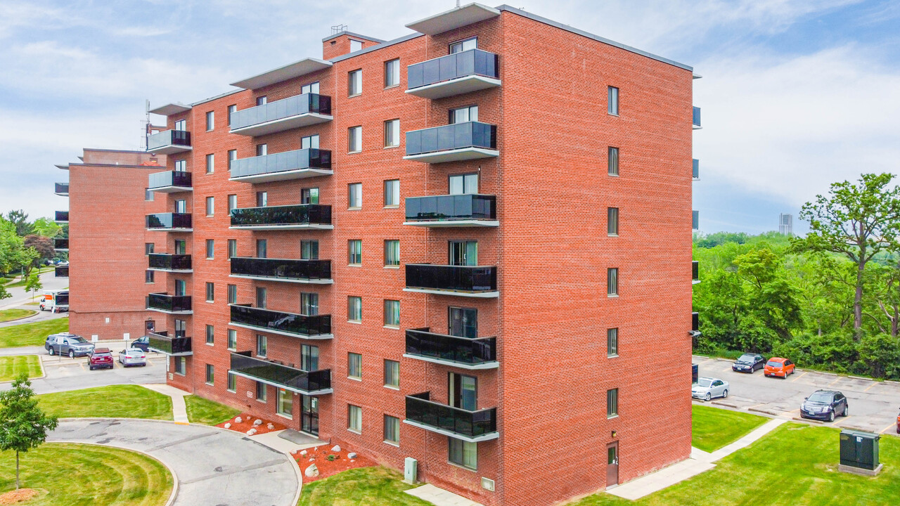 Palazzo Towers in Brampton, ON - Building Photo